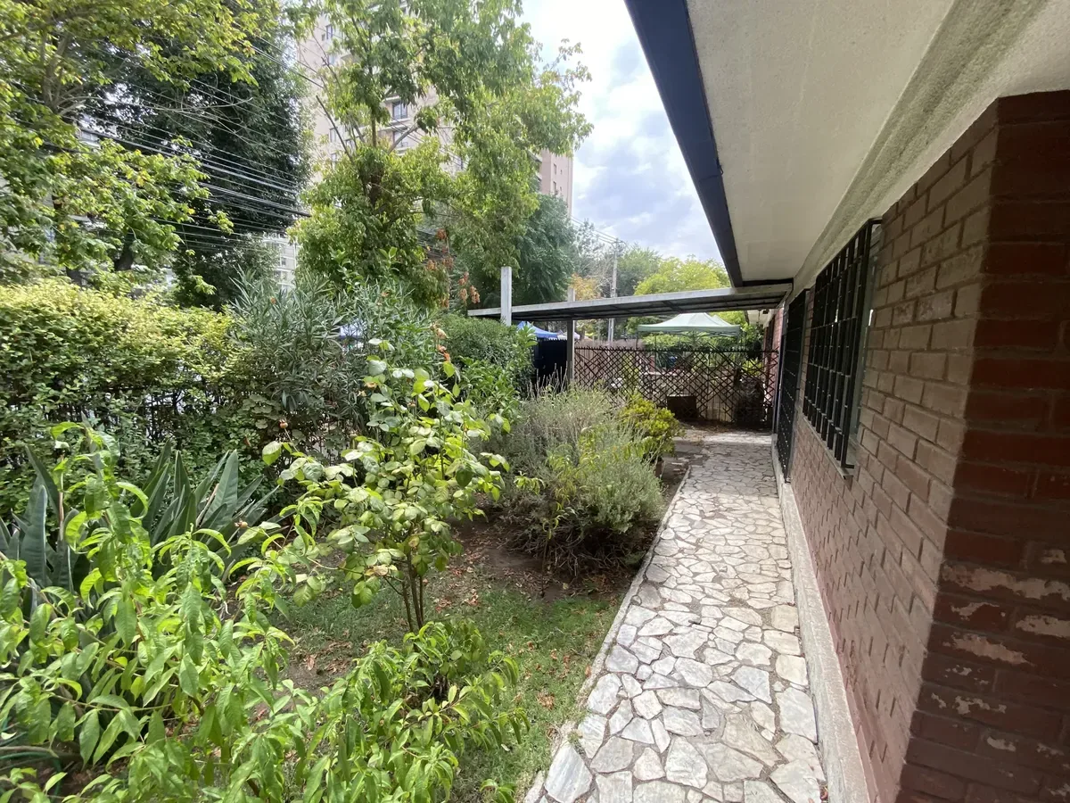 Foto 1 de 22 — Casa En Excelente Ubicación Residencial De Ñuñoa.